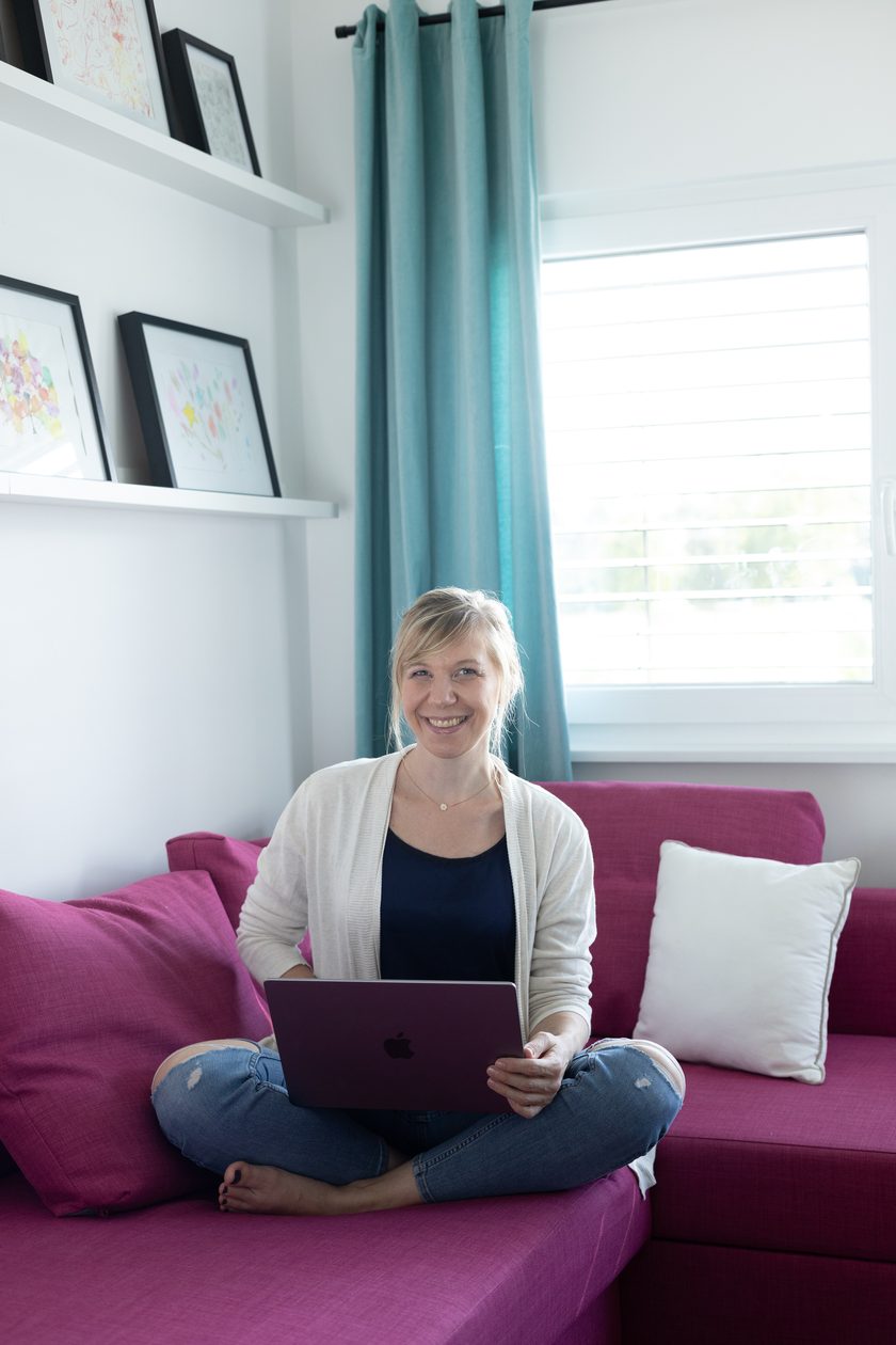 Janneke Duijnmaijer sitzt mit dem Laptop auf dem Sofa